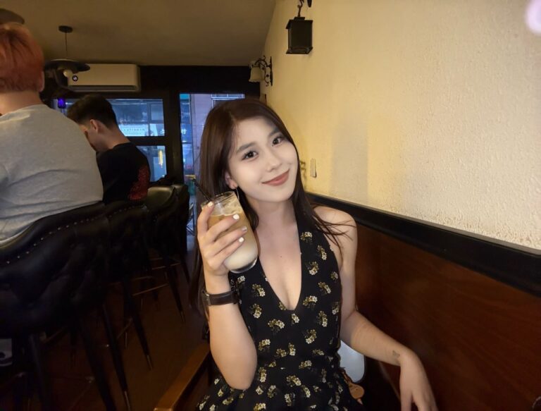 新疆和田18上高174，大一新生，刚刚破chu没多久，很紧致，新疆维吾尔族 年纪小皮肤嫩懂事听话，还是第一次，会跳舞，声音好听，提供满满情绪价值